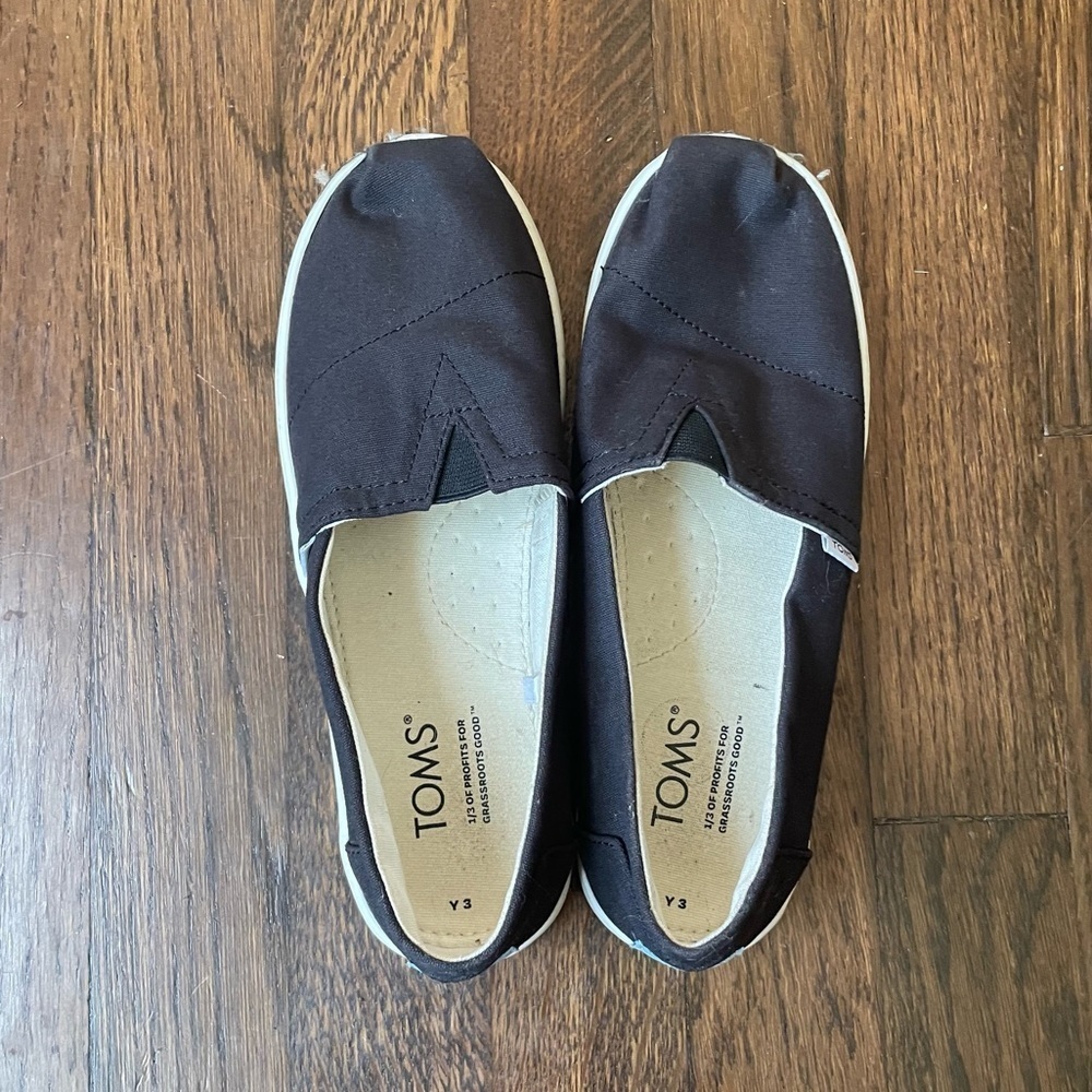TOMS unisex kids black slip on shoes